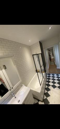 une salle de bain avec un lavabo et une baignoire dans l'établissement 70sqm in heart of chamonix, à Chamonix-Mont-Blanc