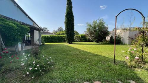 a garden with a lawn with a swing at La vieille ferme de Gaillac in Gaillac