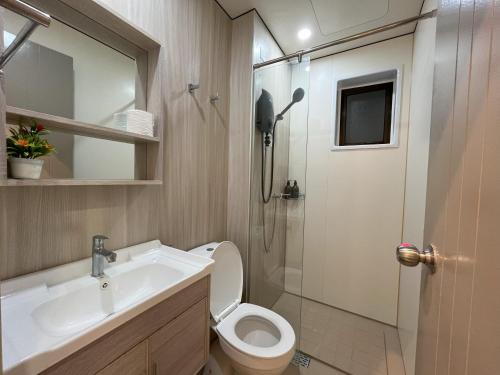 ニライにあるNear to Nilai Uni & Aeon Nilai Mall at Youth Cityのシャワー、トイレ、洗面台を備えたバスルーム