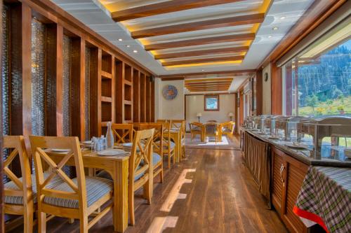 Restaurace v ubytování Golden Meadows Hotels & Resorts