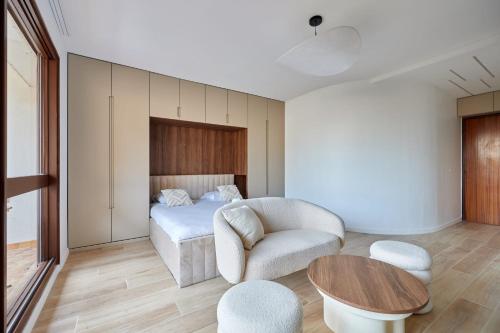 une chambre avec un lit, une table et des chaises dans l'établissement Studio Casona - Welkeys, à Trouville-sur-Mer