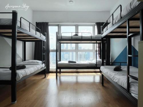 Ένα ή περισσότερα κρεβάτια σε δωμάτιο στο NJ Homestay Hostel at Regalia Residence