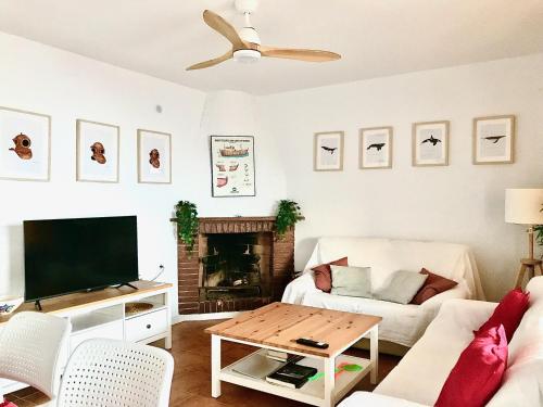 TV a/nebo společenská místnost v ubytování La Paloma, Chalet a pie de playa