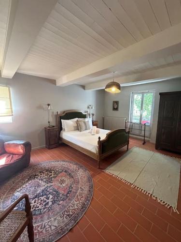 - une chambre avec un lit, un canapé et un tapis dans l'établissement La maison n1 Arles terrasse, à Arles