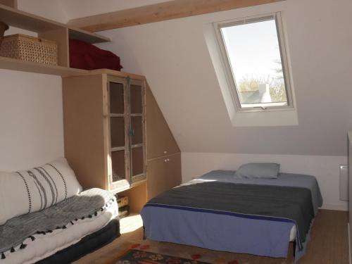a bedroom with two beds and a window at Maison contemporaine au calme près de la plage, WiFi inclus - FR-1-418-198 in Locmaria