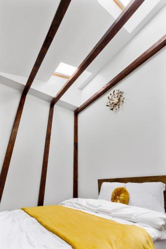 a bedroom with a bed with a yellow blanket at ARI Central Grand Apartments - Luxurious Stay in Arad
