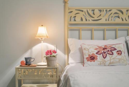 a bedroom with a bed and a table with a lamp at Relax Playa San Telmo in Puerto de la Cruz