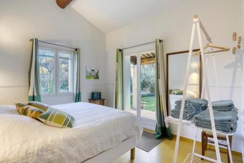 - une chambre avec un lit et une balançoire dans l'établissement House with view Ulysse, à Saignon