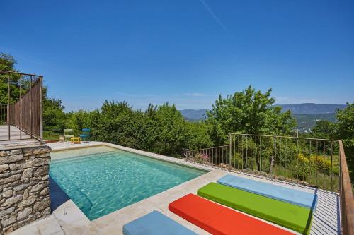 - une piscine avec vue sur les montagnes dans l'établissement House with view Ulysse, à Saignon