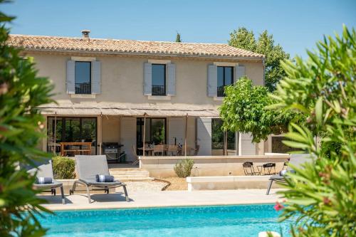 une villa avec piscine et une maison dans l'établissement Villa Horizon, à Eygalières