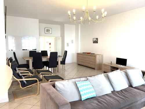 un salon avec un canapé et une salle à manger dans l'établissement Appartement avec WIFI VUE SUR MER plage du Coz-Pors à TREGASTEL - Réf 609, à Trégastel