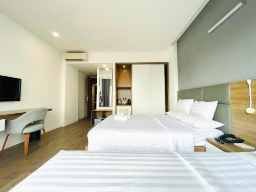 Postel nebo postele na pokoji v ubytování Royal Dragon Boutique Hotel Tan Binh