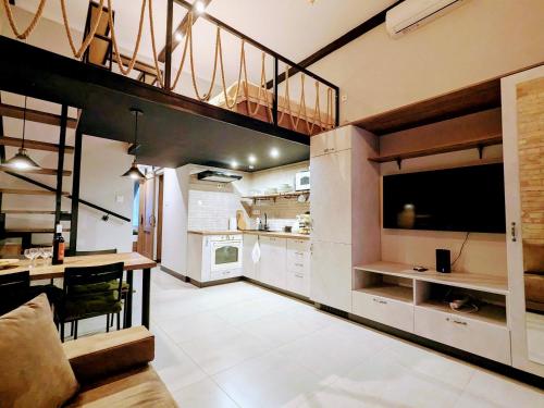 uma grande sala de estar com mesa de jantar e televisão em Ó 38 Luxe Loft em Budapeste