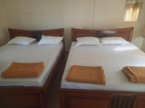 Ein Bett oder Betten in einem Zimmer der Unterkunft UDUPI YATHRINiVAS