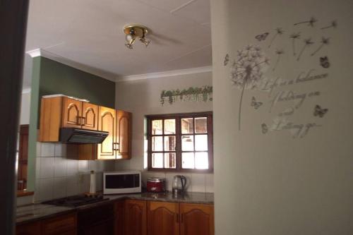 Una cocina o zona de cocina en Self Catering Home from Home in gated complex