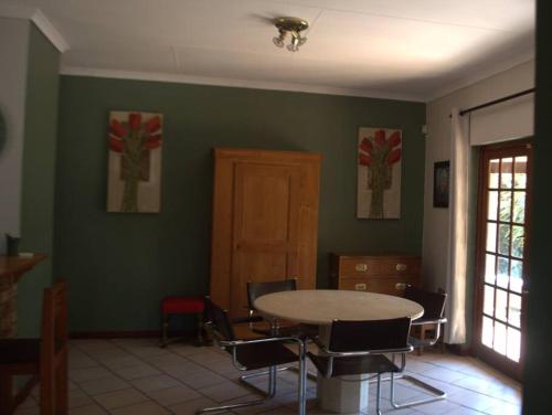 Zona de estar de Self Catering Home from Home in gated complex