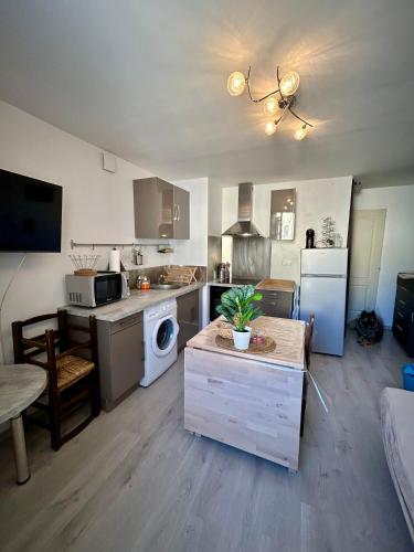 une grande cuisine avec une table et une cuisine avec une cuisinière dans l'établissement Appartement Résidence Beau Rivage, Ax-les-Thermes, à Ax-les-Thermes