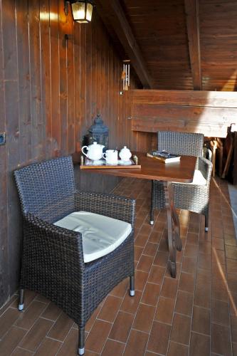 a table and chairs in a room with a table and chairs at Residence Lastè in Moena