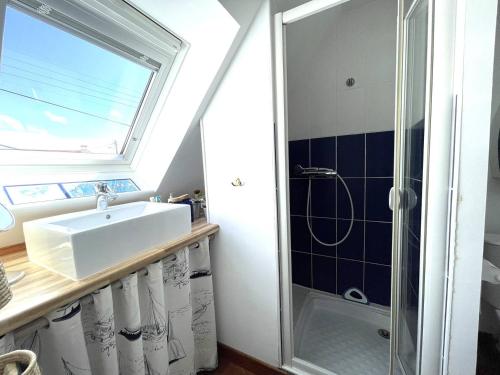une salle de bain avec un lavabo et une douche dans l'établissement Maison de charme avec terrasse à PERROS-GUIREC - Réf 550, à Perros-Guirec