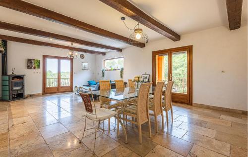 une salle à manger avec une table et des chaises dans l'établissement Gorgeous Home In Les Arcs-Sur-Argens, aux Arcs-sur-Argens