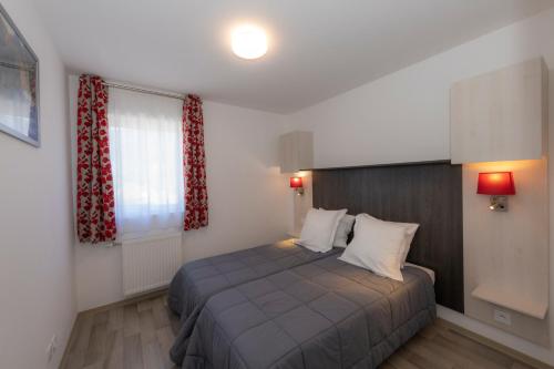 Postel nebo postele na pokoji v ubytování Goélia Les Chalets des Pistes