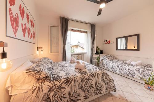 フォルリにある2 Camere 5 ospiti Parcheggio Gratis Recintato, Vicino a Università, Ospedali, Centro, Stazione, Aeroporto, Romagnaの大きなベッドと窓のある寝室