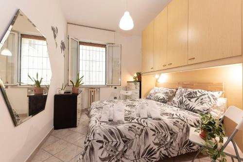 フォルリにある2 Camere 5 ospiti Parcheggio Gratis Recintato, Vicino a Università, Ospedali, Centro, Stazione, Aeroporto, Romagnaのベッドルーム1室(ベッド1台付)、キッチン