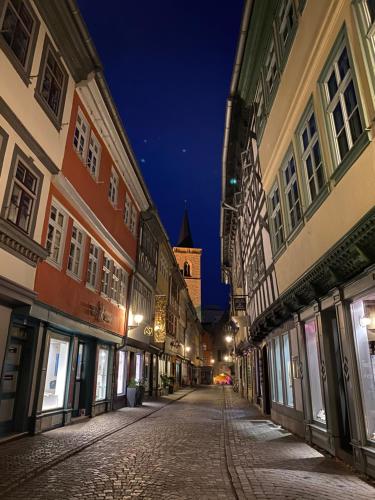 an empty city street at night with buildings at Ferienwohnung Augenblick - Stylisches Apartment in der besten Altstadtlage von Erfurt in Erfurt