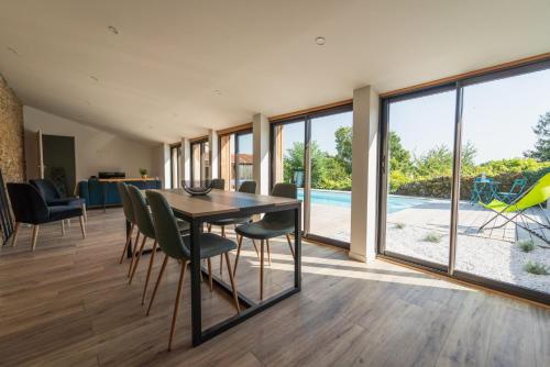 une salle à manger avec une table et des chaises dans l'établissement Le Grand Verger : gîte familial avec piscine, à Vivonne
