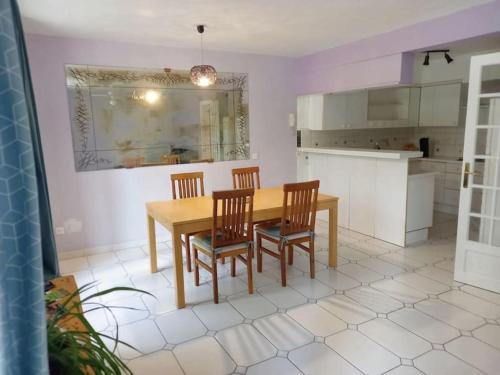 une cuisine avec une table et des chaises dans une pièce dans l'établissement Location calme, à Cournon-dʼAuvergne