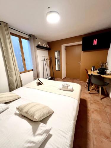 Cette chambre comprend deux lits, un bureau et un ordinateur. dans l'établissement Les chambres de la bastide - 202, à Carcassonne