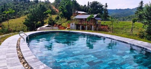 Bazén v ubytování Lam Ecolodge Mu Cang Chai nebo v jeho okolí