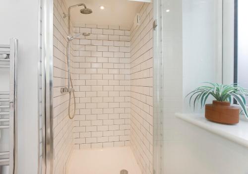 baño con ducha con maceta en Compton Lodge Luxury apartment-Free Parking, en York