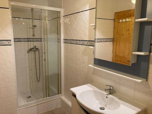 ein Badezimmer mit Waschbecken und Dusche in der Unterkunft Chalet 18 personnes 8 chambres aux 3 vallees, menuires in Saint-Marcel