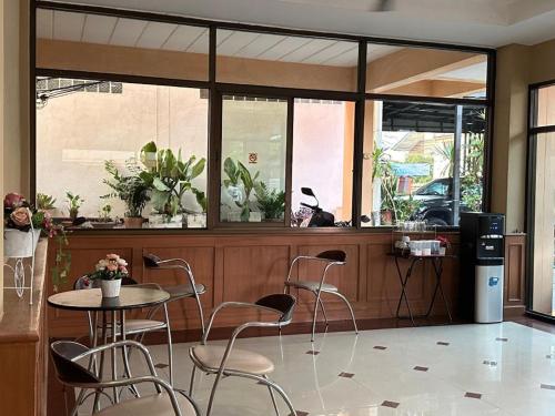 a kitchen with a table and chairs in a room at ปะการังแมนชั่น in Udon Thani
