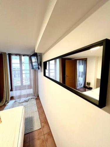 - un grand miroir sur un mur dans l'établissement Les chambres de la bastide - 203, à Carcassonne