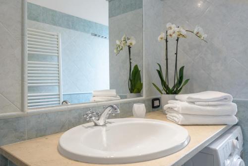 La salle de bains est pourvue d'un lavabo et d'un miroir. dans l'établissement Piazza di Spagna Apartment, à Rome