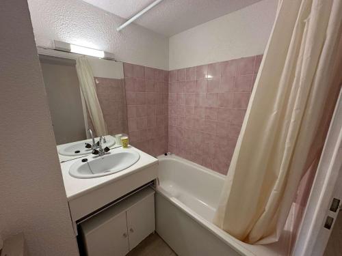 une salle de bain avec un lavabo et une baignoire dans l'établissement Vue mer, résidence avec piscine, tennis, parc pour enfants, à Saint-Mandrier-sur-Mer