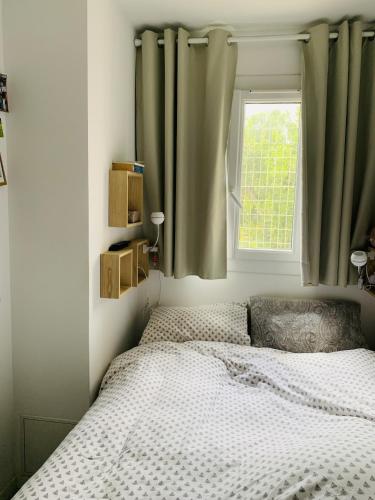 une chambre avec un lit et une fenêtre dans l'établissement Charmant T2 a 500 m du port avec parking privé, à Sanary-sur-Mer