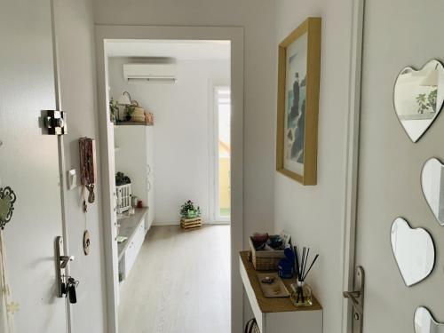 un couloir avec une porte avec des cœurs sur le mur dans l'établissement Charmant T2 a 500 m du port avec parking privé, à Sanary-sur-Mer