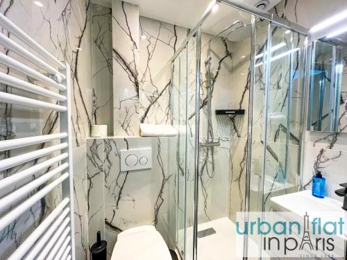 une salle de bain avec douche et toilettes dans l'établissement 190 - Loft Gaite-Montparnasse, à Paris