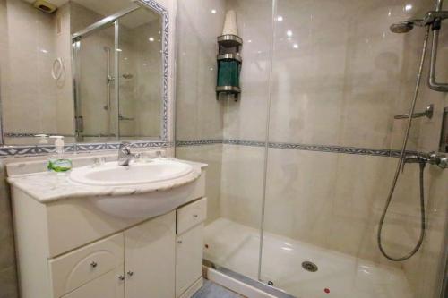 łazienka z umywalką i prysznicem w obiekcie TESS Apartamento Don Miguel w mieście Fuengirola
