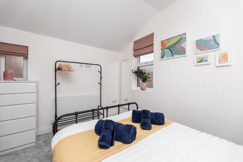 Ένα ή περισσότερα κρεβάτια σε δωμάτιο στο Chic 2-Bed Retreat in the Heart of Oakwood!