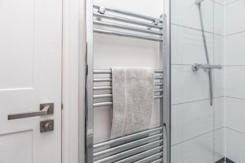Ένα μπάνιο στο Chic 2-Bed Retreat in the Heart of Oakwood!