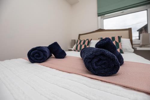 Ένα ή περισσότερα κρεβάτια σε δωμάτιο στο Chic 2-Bed Retreat in the Heart of Oakwood!