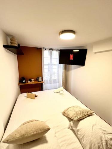 - une chambre dotée d'un grand lit avec un panneau mural dans l'établissement Les chambres de la bastide - 204, à Carcassonne