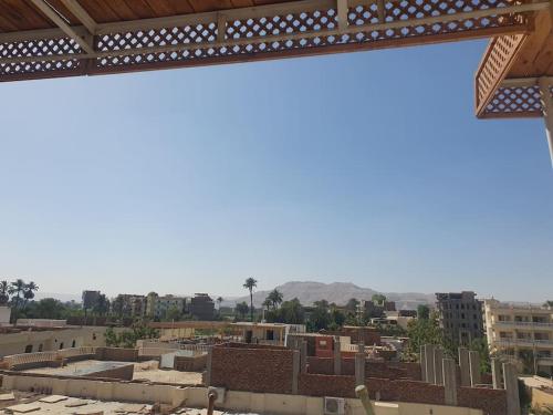 a view of the city from the roof of a building at Sekhmet Appartement 2 chambres in Luxor
