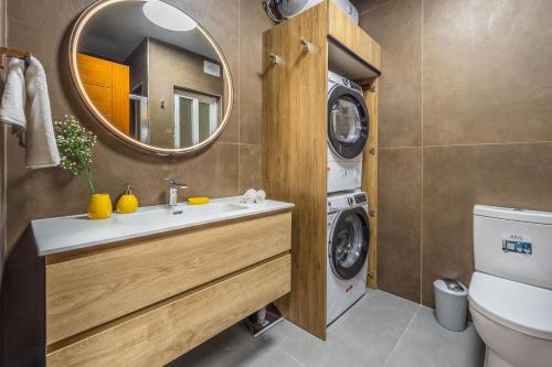 Un baño con lavabo y lavadora. en Spinola Seafront Deluxe, en San Julián