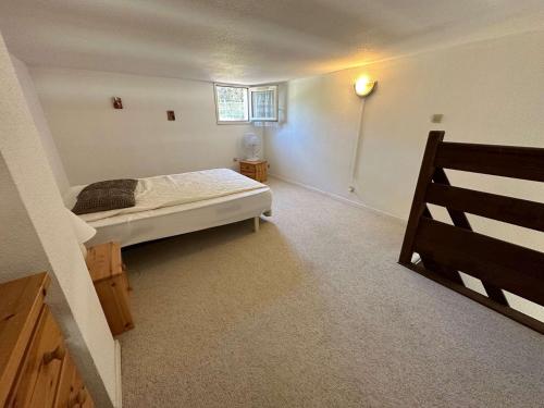 une petite chambre avec un lit et une fenêtre dans l'établissement Vue mer, résidence avec piscine, tennis, parc pour enfants, à Saint-Mandrier-sur-Mer