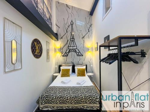 - une petite chambre avec un lit et une tour eiffel dans l'établissement 190 - Loft Gaite-Montparnasse, à Paris